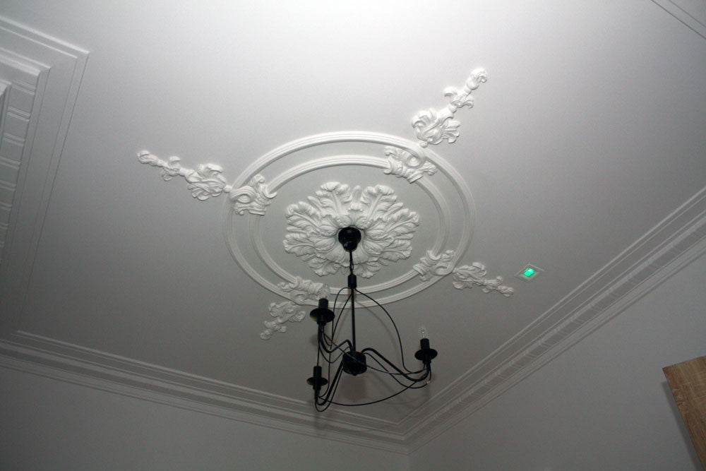 Stuckrosette mit Lampe als Dekoration