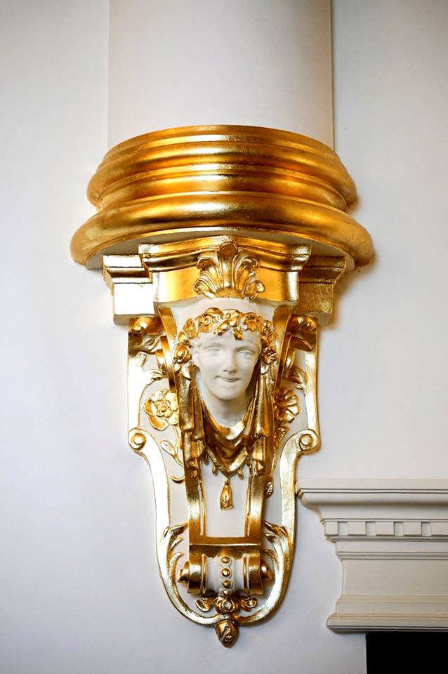 Wand Stuckkonsole verziert mit Blattgold