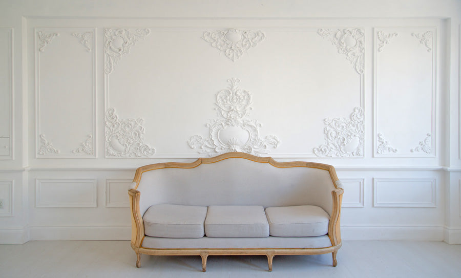 Wohnzimmer mit Stuckelementen für die Wand
